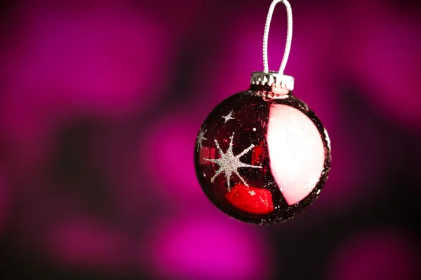 Фиолетовый рождественский орнамент — стоковое фото