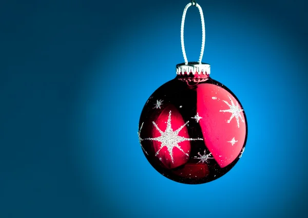 Пурпурный рождественский мяч — стоковое фото