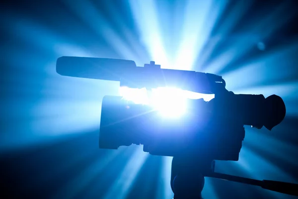 Silhouette della videocamera con raggi blu — Foto Stock