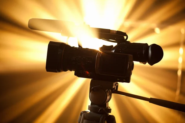 Videokamera mot glänsande bakgrund — Stockfoto
