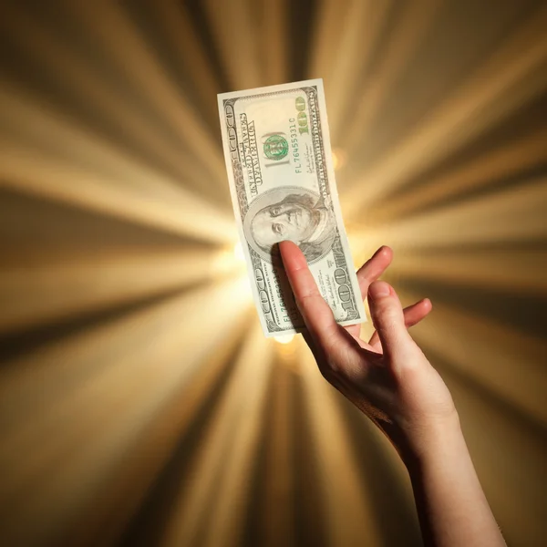 Рука держит банкноту в 100 долларов — стоковое фото