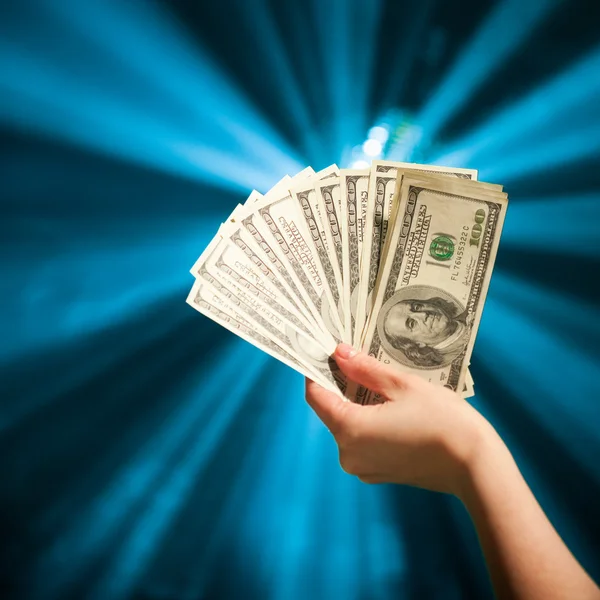 Mão segurando notas de 100 dólares — Fotografia de Stock