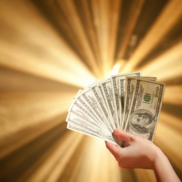 Hand som håller en 100 dollar sedlar — Stockfoto
