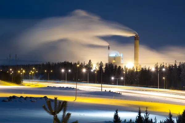 Elektriciteitscentrale met rook nachts — Stockfoto