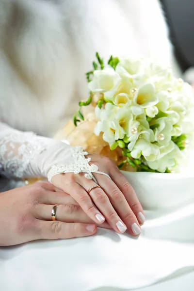 Mãos de recém-casados — Fotografia de Stock