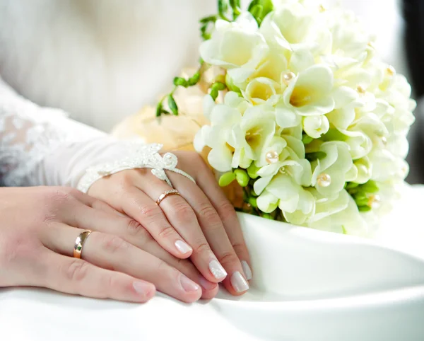 Brudgummens och brudens händer — Stockfoto