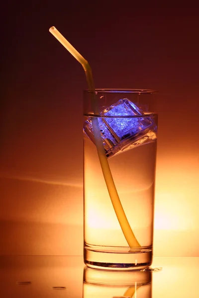 Напиток с подсвеченным льдом — стоковое фото