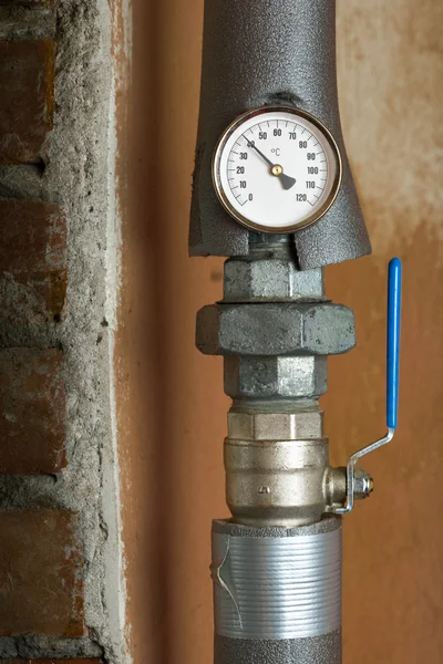 Thermomètre sur le tuyau et le robinet — Photo