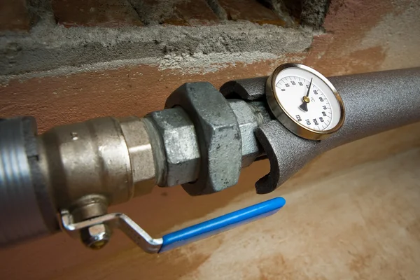 Thermomètre sur le tuyau et le robinet — Photo