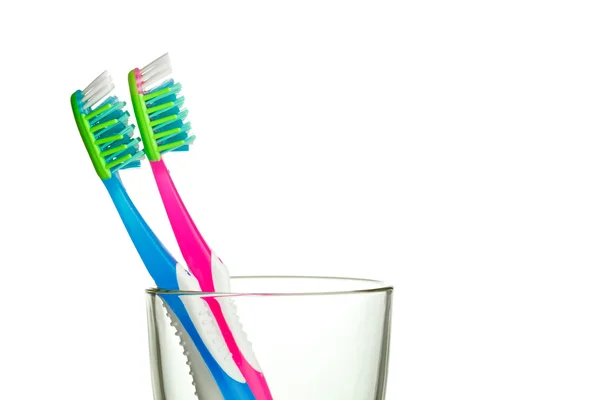 Due spazzolini da denti nel bicchiere con spazio copia — Foto Stock