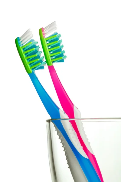 Zwei Zahnbürsten im Glas isoliert — Stockfoto