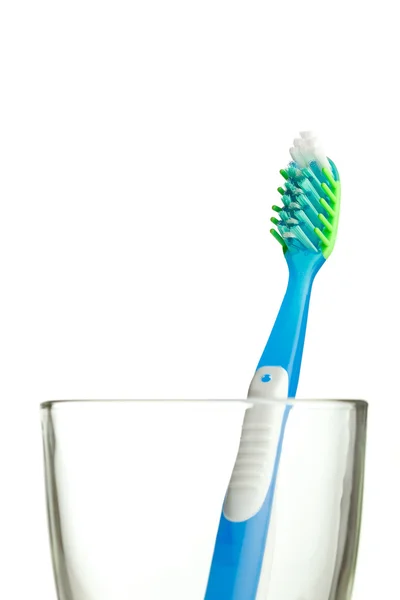 Zahnbürste im Glas isoliert — Stockfoto