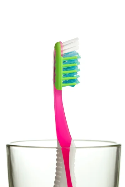 Zahnbürste im Glas isoliert — Stockfoto