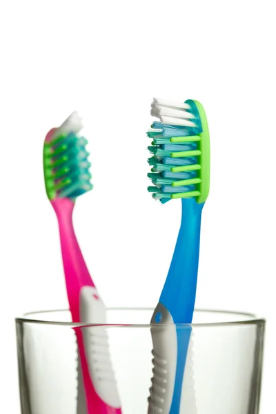Zwei Zahnbürsten im Glas isoliert — Stockfoto