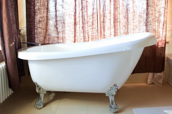 Антикварная ванна — стоковое фото