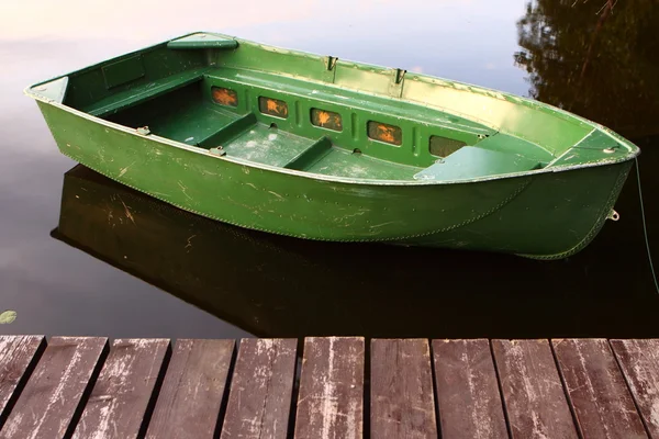 Barco por el muelle — Foto de Stock