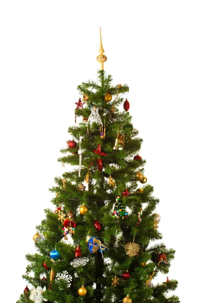 Рождественская елка с множеством украшений, изолированных на белом — стоковое фото