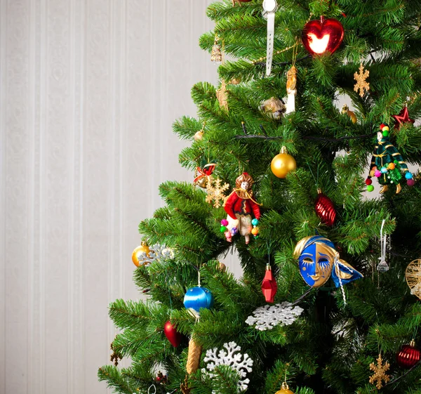 Teil des geschmückten Weihnachtsbaums — Stockfoto