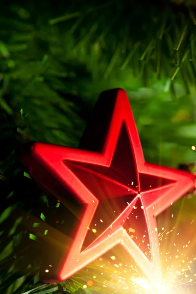 Decoração de árvore de Natal - estrela vermelha com brilhos brilhantes — Fotografia de Stock