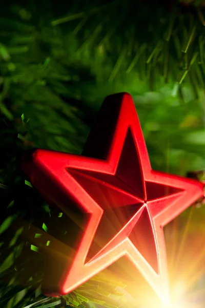 섬광과 함께 크리스마스 트리 장식-레드 스타 — 스톡 사진