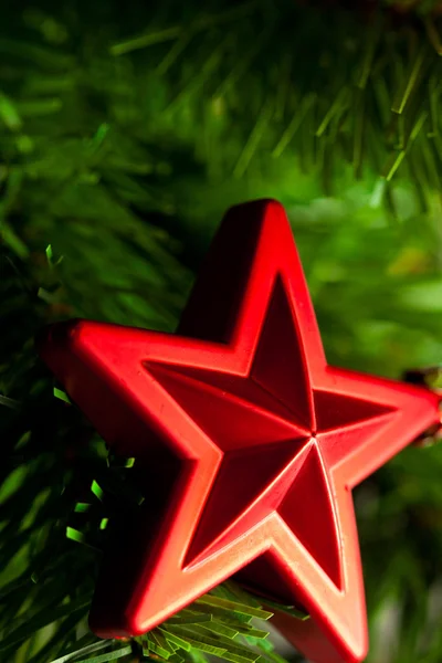 Χριστουγεννιάτικο δέντρο διακόσμηση - κόκκινο αστέρι — Φωτογραφία Αρχείου
