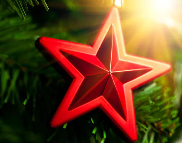 圣诞树装饰-红色星与眩光 — 图库照片