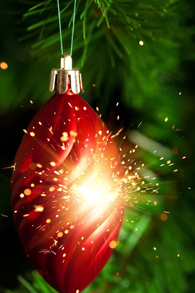 まぶしさの輝きとクリスマス ツリーの装飾 — ストック写真