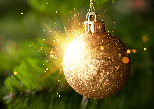 Χριστουγεννιάτικο δέντρο διακόσμηση με λαμπερά σπινθήρες — Φωτογραφία Αρχείου