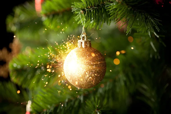 Χριστουγεννιάτικο δέντρο διακόσμηση με λαμπερά αστράφτει — Φωτογραφία Αρχείου