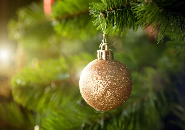 Ornement d'arbre de Noël doré — Photo