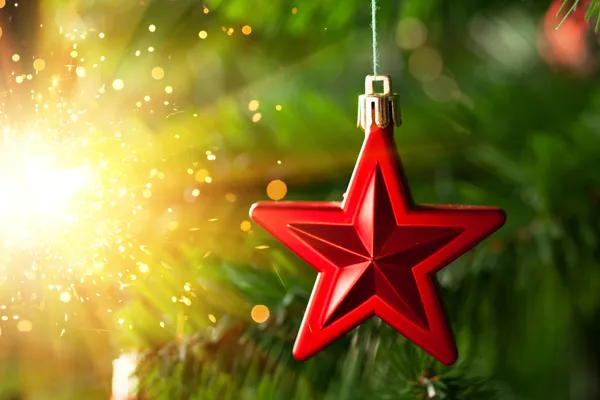 Χριστουγεννιάτικο δέντρο διακόσμηση - κόκκινο αστέρι με έντονο φως λάμπει — Φωτογραφία Αρχείου