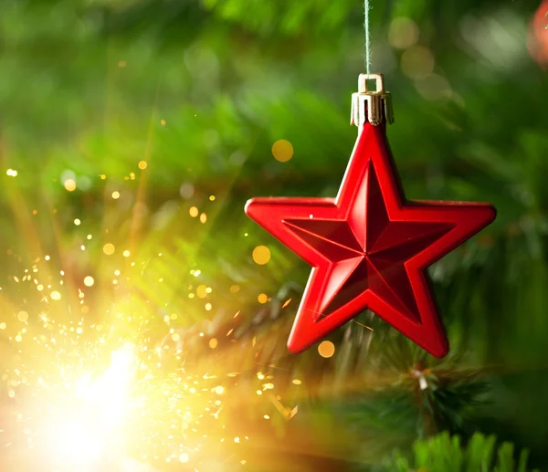 Ornamento de árvore de Natal - estrela vermelha com brilhos brilhantes — Fotografia de Stock