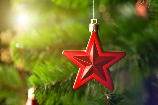Στολίδι - κόκκινο αστέρι του χριστουγεννιάτικου δέντρου — Φωτογραφία Αρχείου