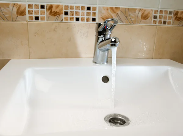 Miscelatore rubinetto in uso — Foto Stock
