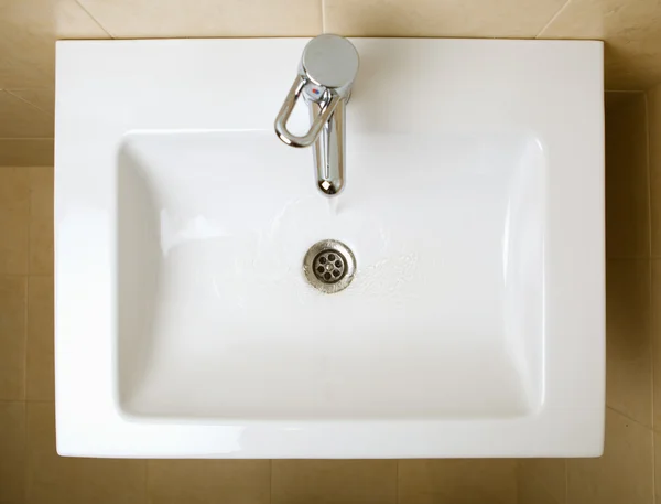 Beyaz yıkama seramik lavabo — Stok fotoğraf