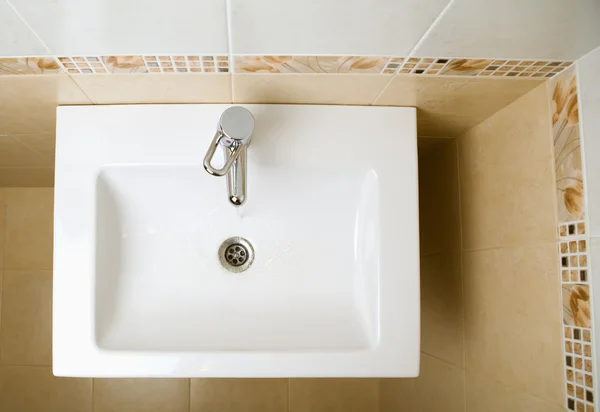 Beyaz yıkama seramik lavabo — Stok fotoğraf