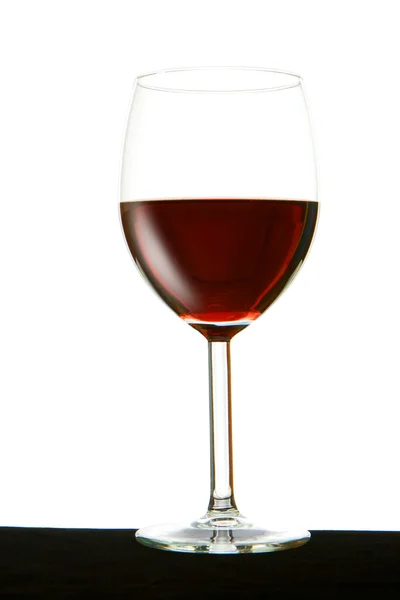 Copo com vinho tinto isolado em branco — Fotografia de Stock