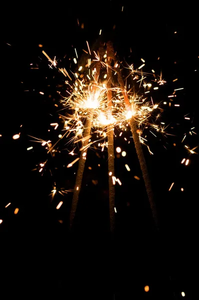 Sparkler amarelo com partículas de fogo — Fotografia de Stock