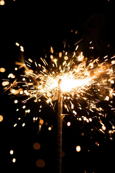 Ateş parçacıkları ile sarı maytap — Stok fotoğraf