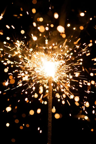 火災粒子と黄色の線香花火 — ストック写真
