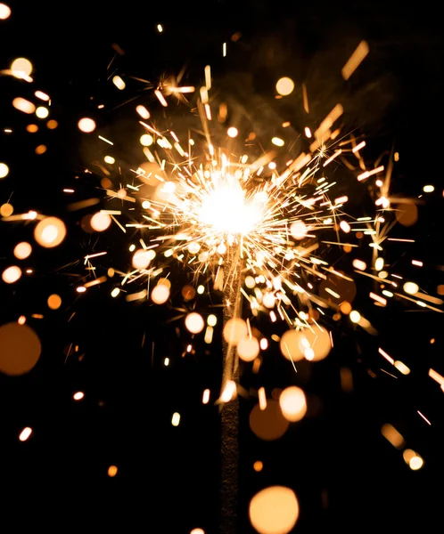 Sparkler amarelo com partículas de fogo — Fotografia de Stock