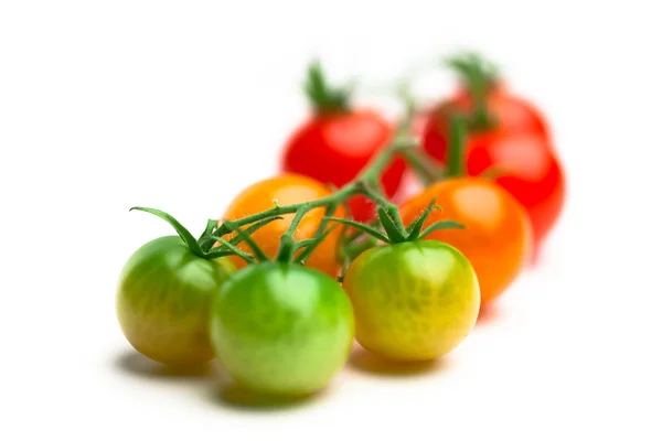 Tomates cherry verdes y rojos aislados en blanco —  Fotos de Stock