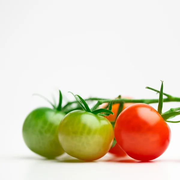 Tomates cereja verdes e vermelhos com espaço de cópia — Fotografia de Stock