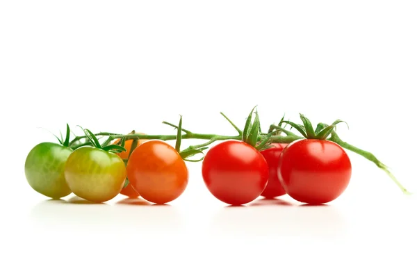 Grüne und rote Kirschtomaten isoliert auf weißen — Stockfoto