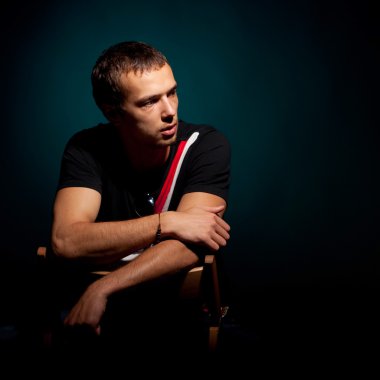 karanlık düşünceli erkek