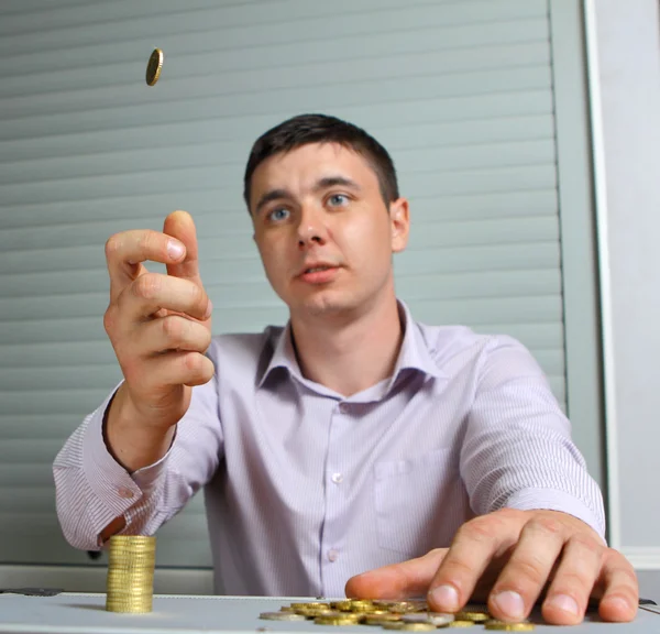 Homem jogando uma moeda — Fotografia de Stock