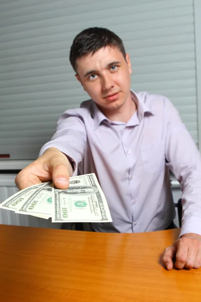 Человек, предлагающий деньги — стоковое фото