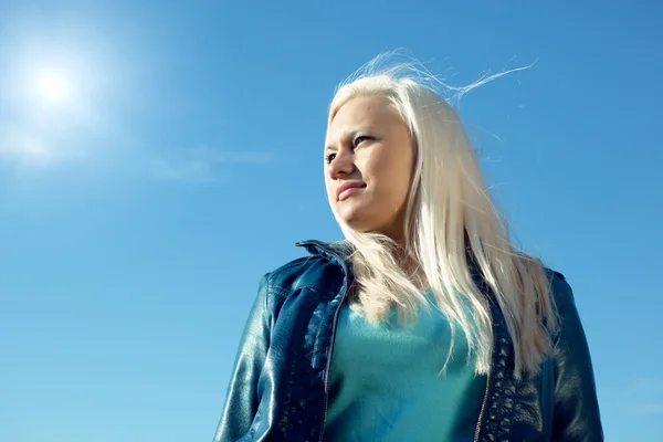 Młoda kobieta pod błękitne niebo — Zdjęcie stockowe