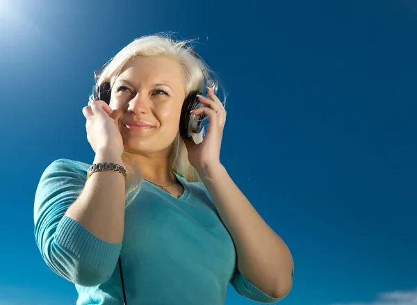 Junge Frau mit Kopfhörern im Freien — Stockfoto