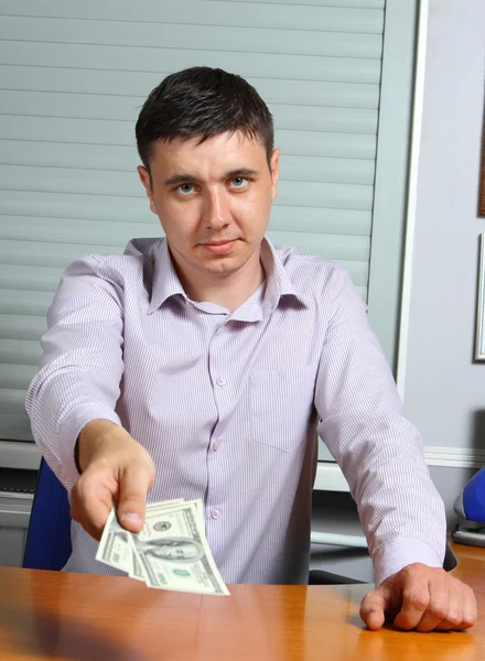 Mężczyzna oferujący pieniądze — Zdjęcie stockowe